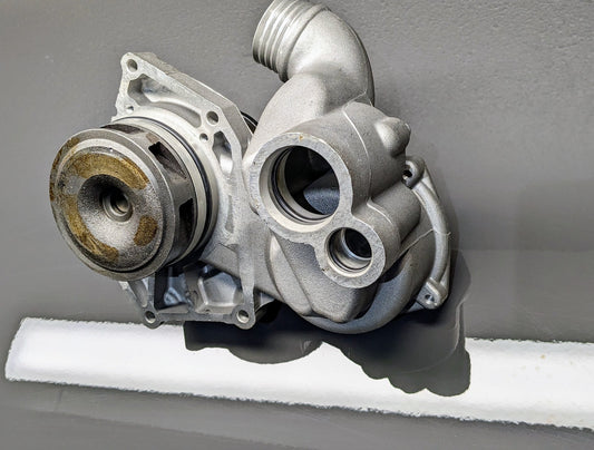 E31 M70 S70 V12 Water Pump Old BMW Part Number: 11510007041